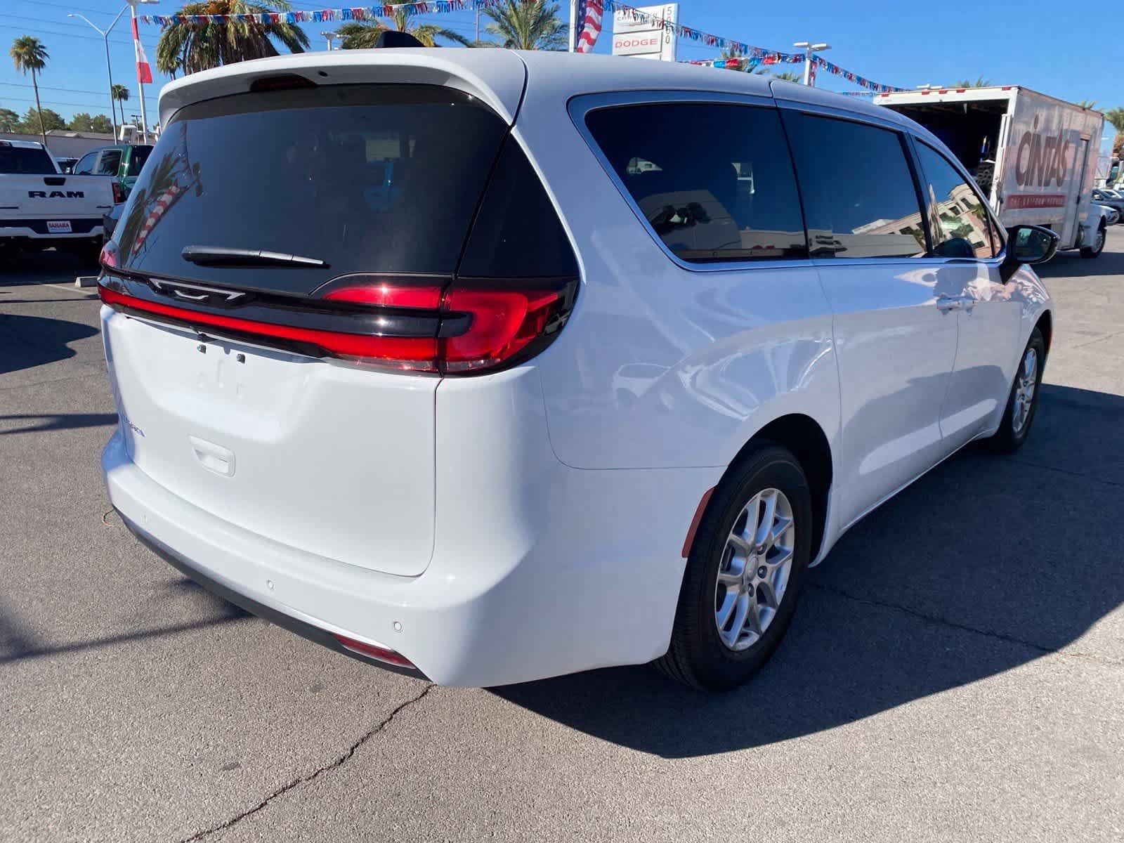 Used 2027 Chrysler Pacifica Select w/ Family Tech Group FWD image 6