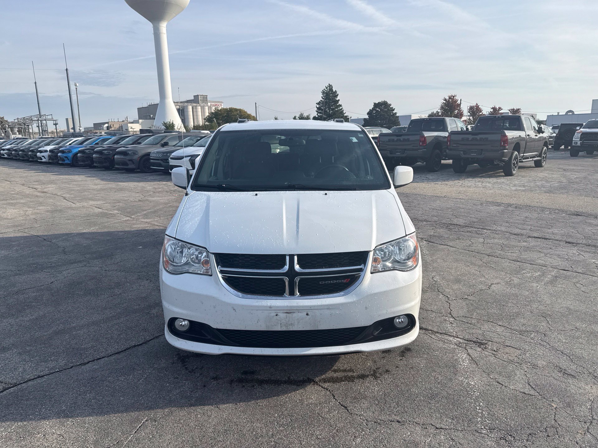Used 2017 Dodge Grand Caravan SXT FWD image 2
