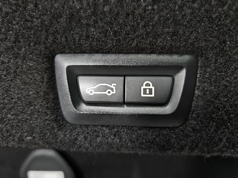 Used 2020 BMW 740i xDrive w/ M Sport Package image 11