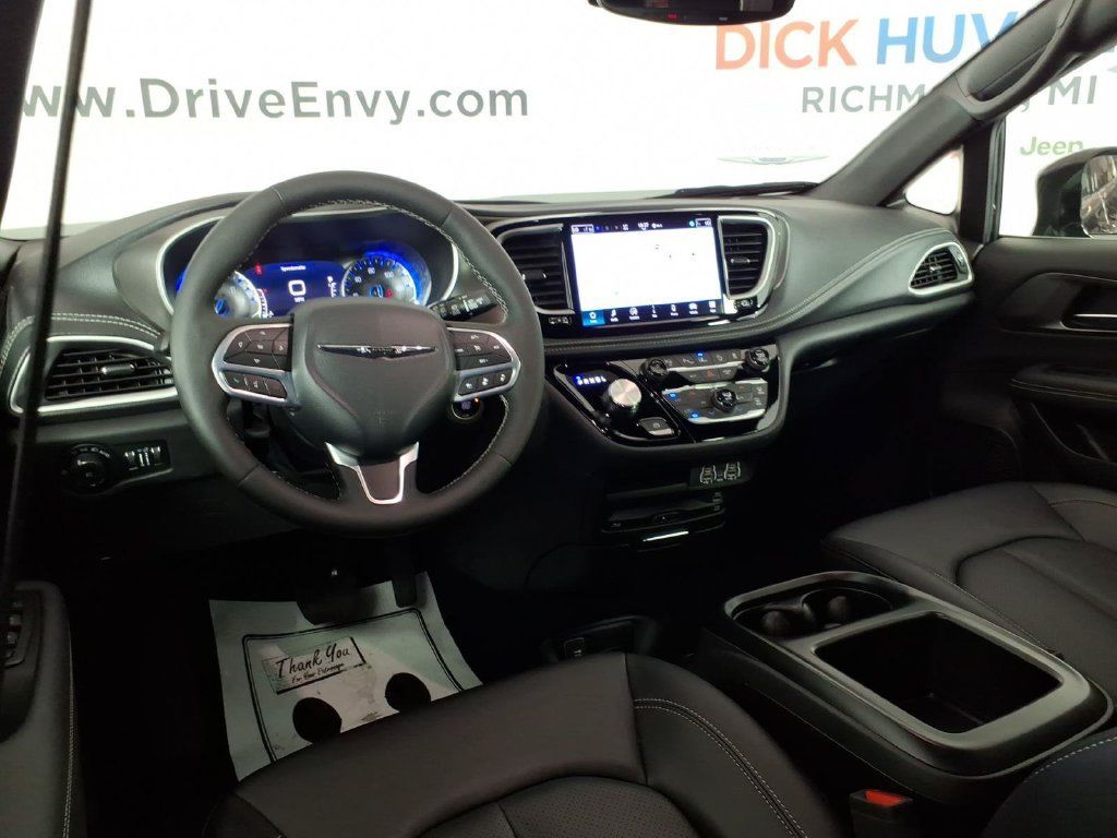 Used 2025 Chrysler Pacifica Select w/ Uconnect Theater Family Group FWD image 10