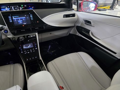 Used 2017 Toyota Mirai image 18