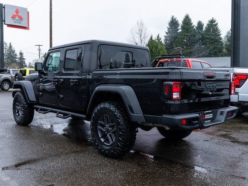 Used 2024 Jeep Gladiator Sport AWD/4WD image 4