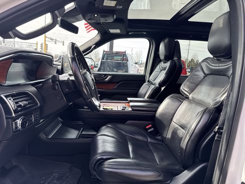Used 2019 Lincoln Navigator Reserve image 21