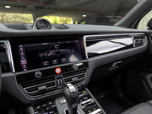 Certified 2026 Porsche Macan AWD/4WD image 36
