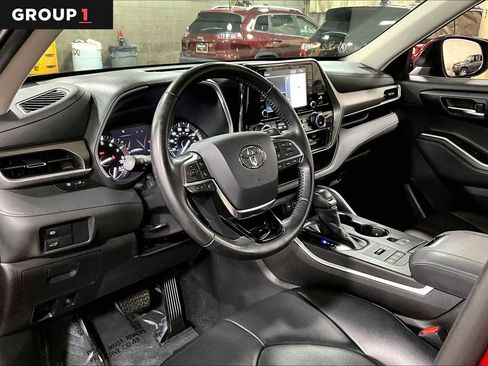 Used 2021 Toyota Highlander XLE image 17