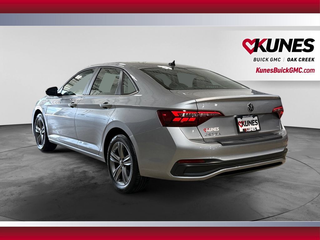 Used 2024 Volkswagen Jetta SE FWD image 8