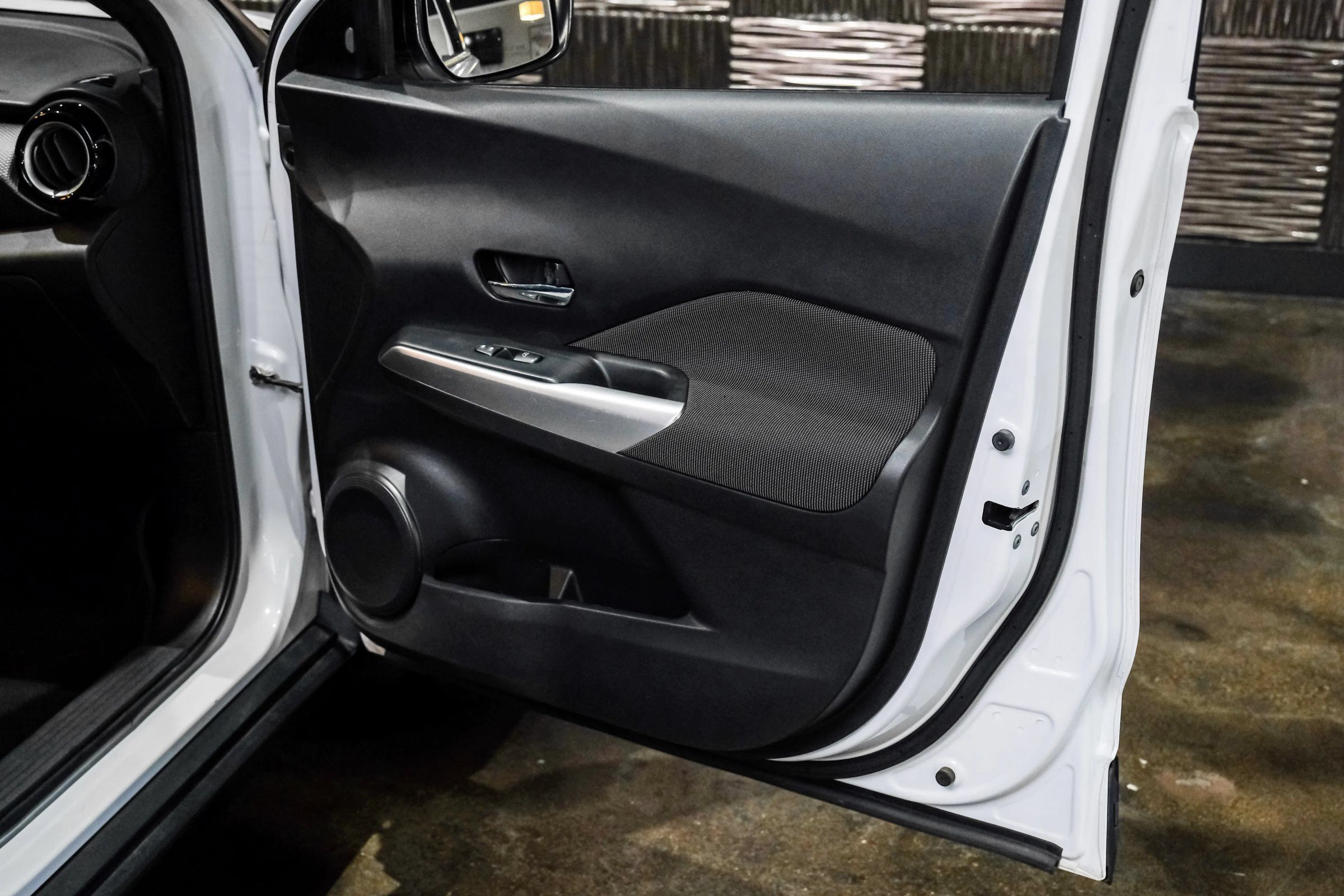 Used 2018 Nissan Kicks SV FWD image 33