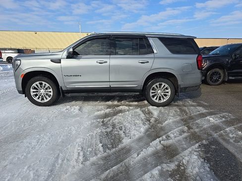 Used 2024 GMC Yukon SLT w/ SLT Luxury Package image 3