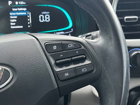 Certified 2025 Hyundai Venue SEL FWD image 28