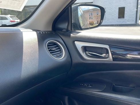 Used 2019 Nissan Pathfinder SV image 15