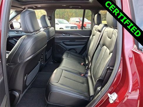 Used 2025 Jeep Grand Cherokee Limited w/ Black Appearance Package image 10