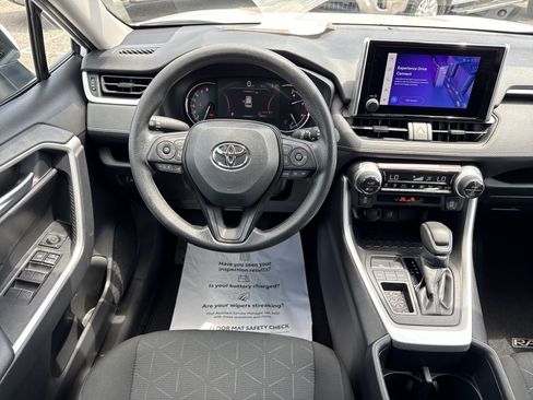 Used 2025 Toyota RAV4 XLE FWD image 15