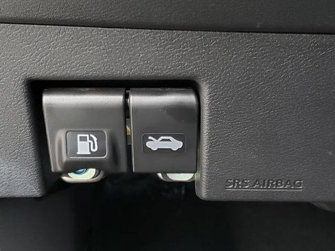 Used 2021 Nissan Versa SR image 20