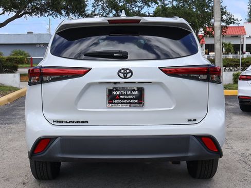 Used 2023 Toyota Highlander XLE FWD image 11