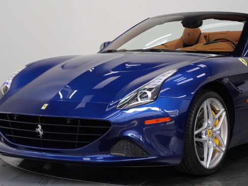 Used 2017 Ferrari California T RWD image 48