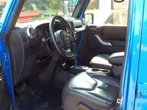 Used 2015 Jeep Wrangler Unlimited Sahara w/ Katzkin Premium Leather Group AWD/4WD image 9