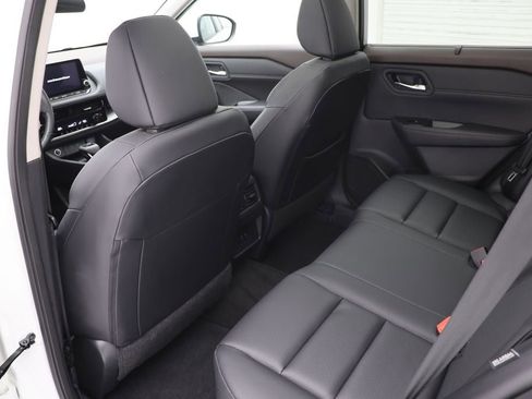 Used 2023 Nissan Rogue SV w/ SV Premium Package image 11