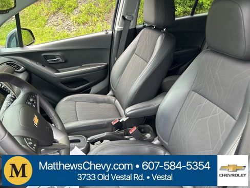 Certified 2022 Chevrolet Trax LT w/ LT Convenience Package image 18