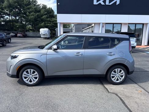 Used 2025 Kia Soul LX FWD image 2
