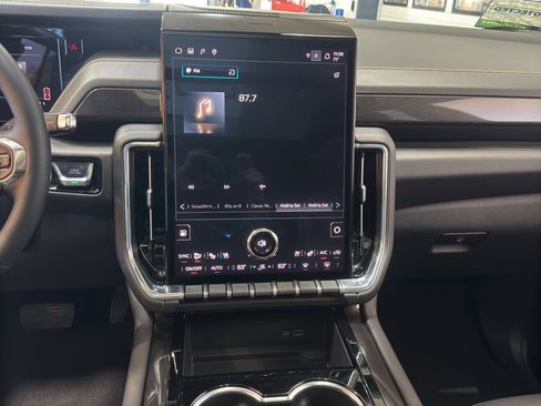 Used 2025 GMC Yukon Elevation w/ Elevation Premium Package AWD/4WD image 31