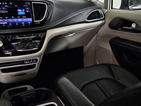 Used 2023 Chrysler Pacifica Touring-L FWD image 11
