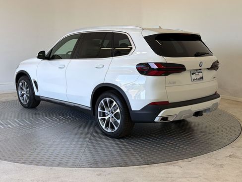 New 2026 BMW X5 xDrive40i w/ Premium Package AWD/4WD image 3