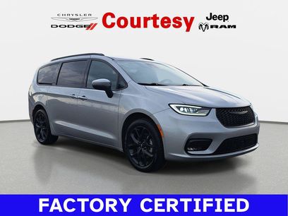 Used 2023 Chrysler Pacifica Touring-L w/ Uconnect Theater Family Group