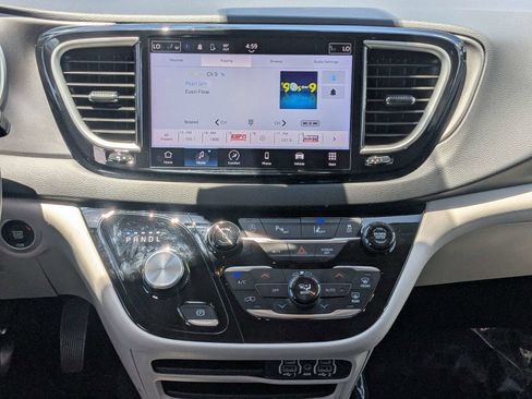 Used 2024 Chrysler Pacifica Touring-L FWD image 18