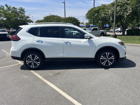 Used 2019 Nissan Rogue SV w/ Premium Package AWD/4WD image 4