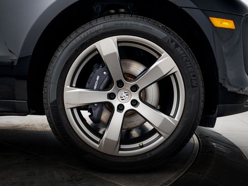 Certified 2025 Porsche Macan AWD/4WD image 11