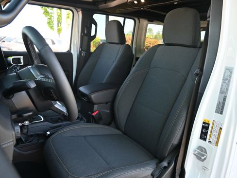 Used 2025 Jeep Wrangler Sahara w/ Safety Group image 7