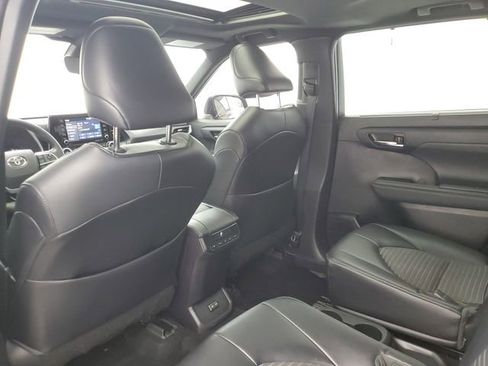 Used 2022 Toyota Highlander XSE AWD/4WD image 16