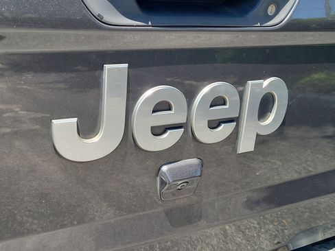 Used 2023 Jeep Gladiator Overland AWD/4WD image 9
