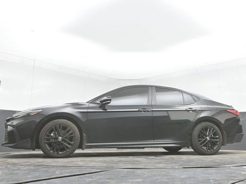 Used 2025 Toyota Camry SE FWD image 30