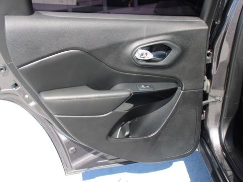 Used 2019 Jeep Cherokee Latitude Plus AWD/4WD image 14