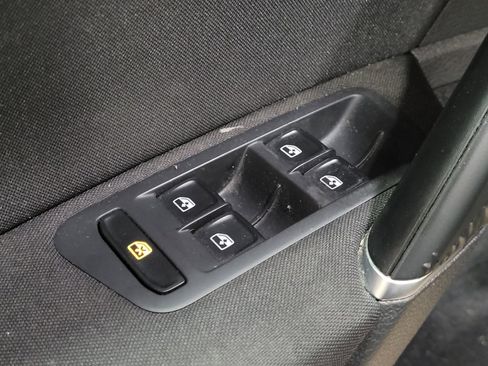 Used 2019 Volkswagen Golf S FWD image 27
