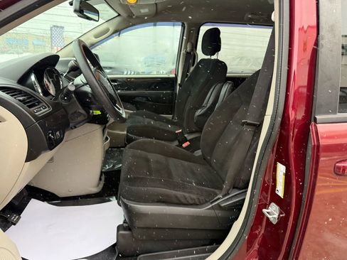 Used 2018 Dodge Grand Caravan SE w/ UConnect Hands-Free Group image 19