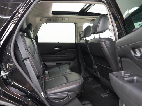 Used 2023 Nissan Pathfinder SL AWD/4WD image 13