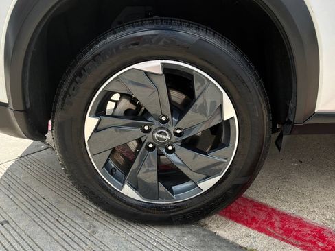 Used 2025 Nissan Rogue SV AWD/4WD image 9