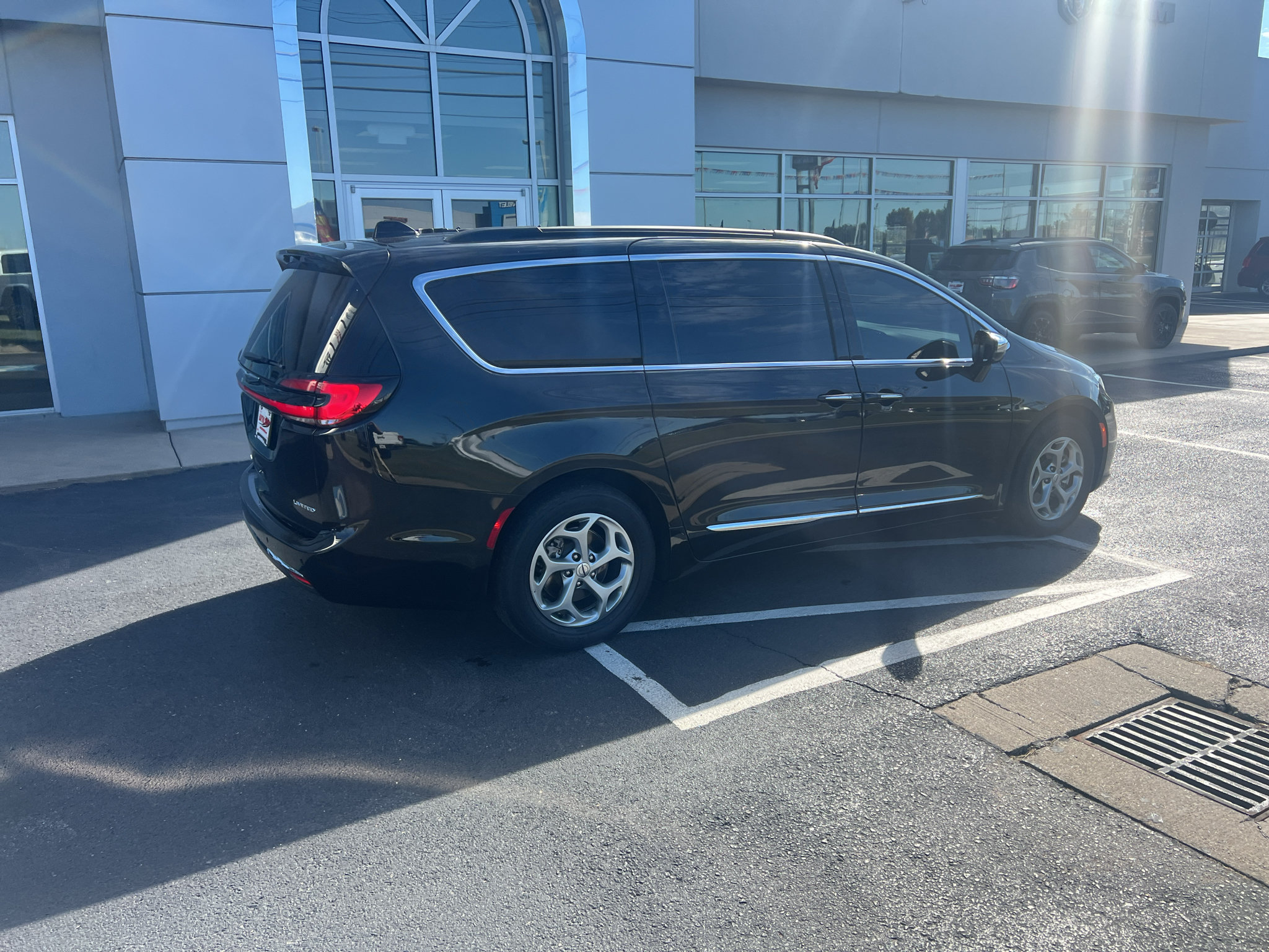 Used 2023 Chrysler Pacifica Limited FWD image 8