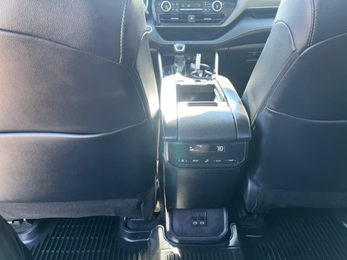 Used 2025 Toyota Highlander XLE AWD/4WD image 36