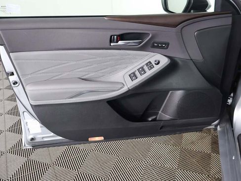 Used 2019 Toyota Avalon Limited image 27