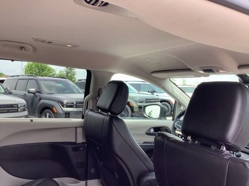 Used 2023 Chrysler Pacifica Touring-L image 26