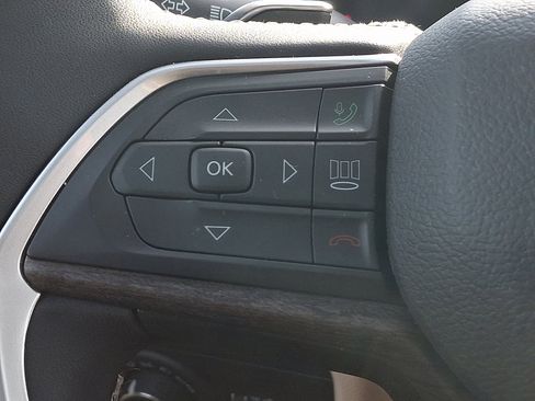 Certified 2025 Jeep Grand Cherokee Limited image 23