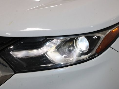 Used 2018 Chevrolet Equinox LT FWD image 14