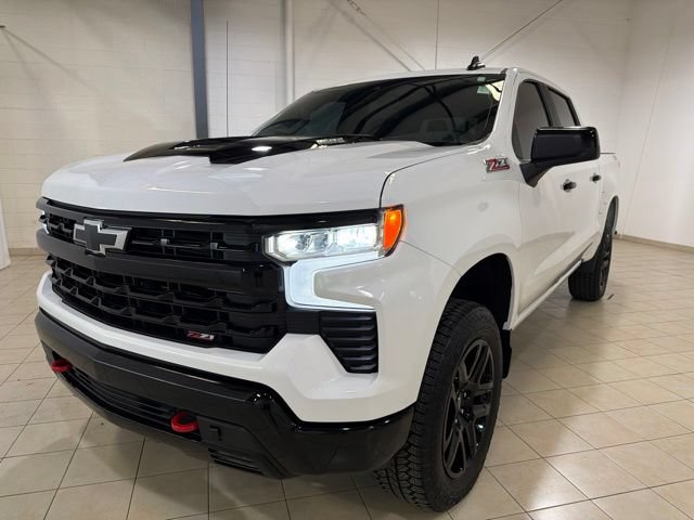 Used 2025 Chevrolet Silverado 1500 LT Trail Boss w/ Convenience Package II AWD/4WD image 2