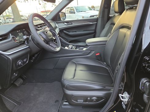 New 2025 Jeep Grand Cherokee L Limited w/ Black Appearance Package AWD/4WD image 4