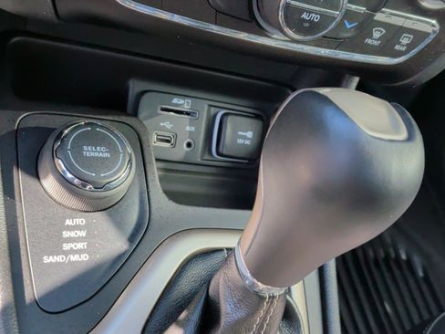 Used 2015 Jeep Cherokee Limited image 41