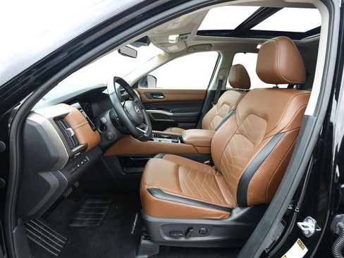 Used 2023 Nissan Pathfinder Platinum AWD/4WD image 2
