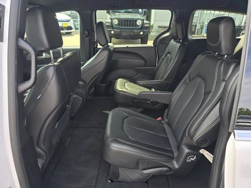 Used 2025 Chrysler Pacifica Select FWD image 12